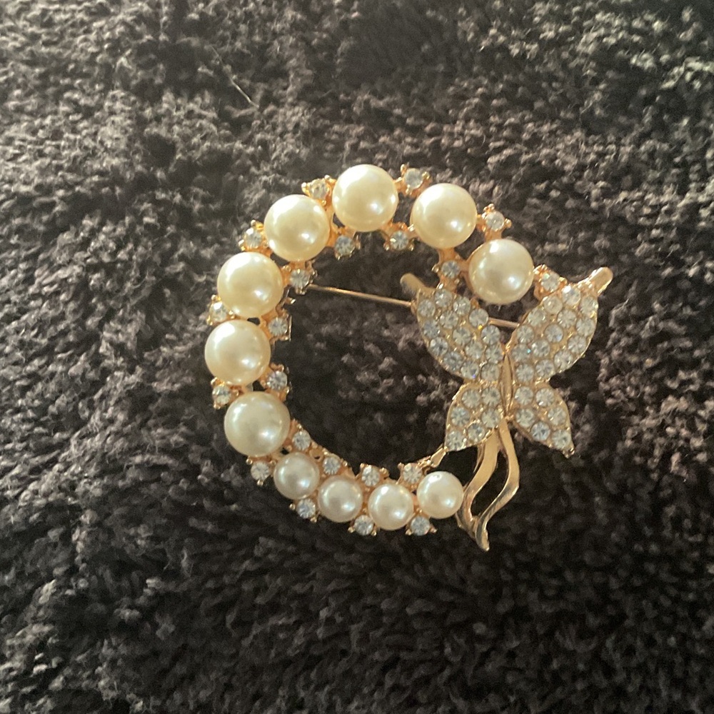Elegant Pearl and Gold Butterfly Brooch